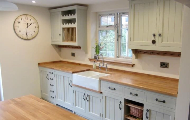 Country Farmhouse kitchen with tongue-and-groove units and butler sink